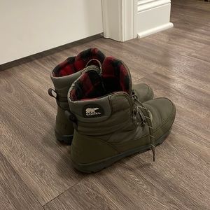 SOREL Women's Whitney Short Lace 200g Waterproof Winter Boots, good condition.